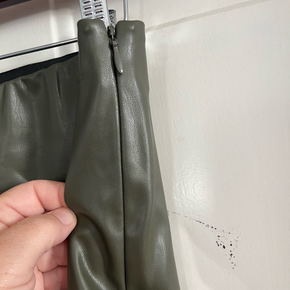Lisa Rinna pants - Picture 8 of 8